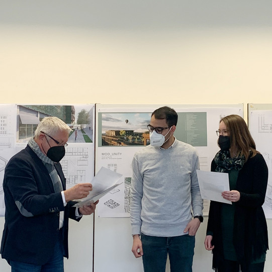 Foto der Preisverleihung des 1. Preises an Cengiz Kabalakli, Laura Pfohl + Sven Schründer, der coronabedingt nicht anwesend sein konnte, durch Michael Lauer der ALHO Systembau GmbH. 