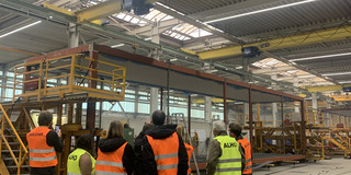 Foto in den Produktionshallen der ALHO Systembau GmbH im Rahmen einer Werksbesichtigung