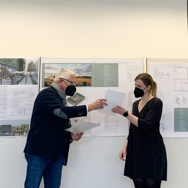 Foto der Preisverleihung des 3. Preises an Lisa Röer und Noah Berg, der coronabedingt nicht anwesend sein konnte, durch Michael Lauer der ALHO Systembau GmbH. 