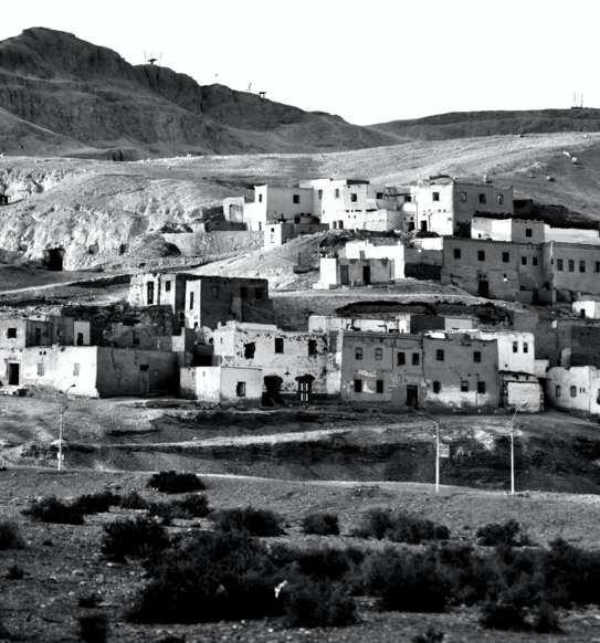 Schwarzweiß Foto der Siedlung New Qurna im Jahr 2019